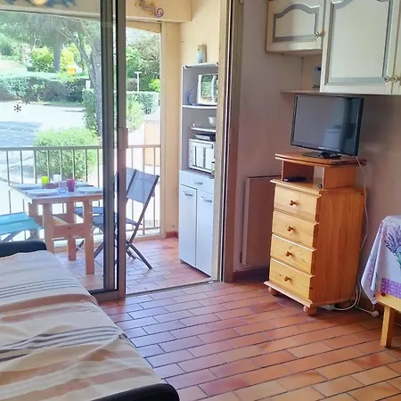 Apartment For 4 People With Pool 150m From The Sea